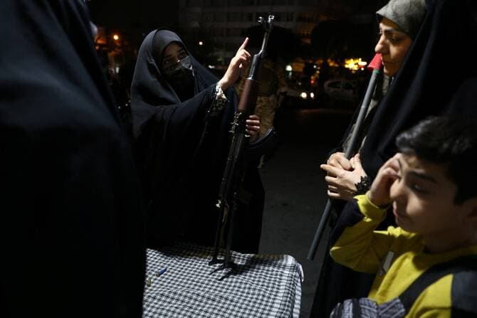 Warga sipil Iran mempelajari dasar-dasar senapan serbu untuk menangkis AS